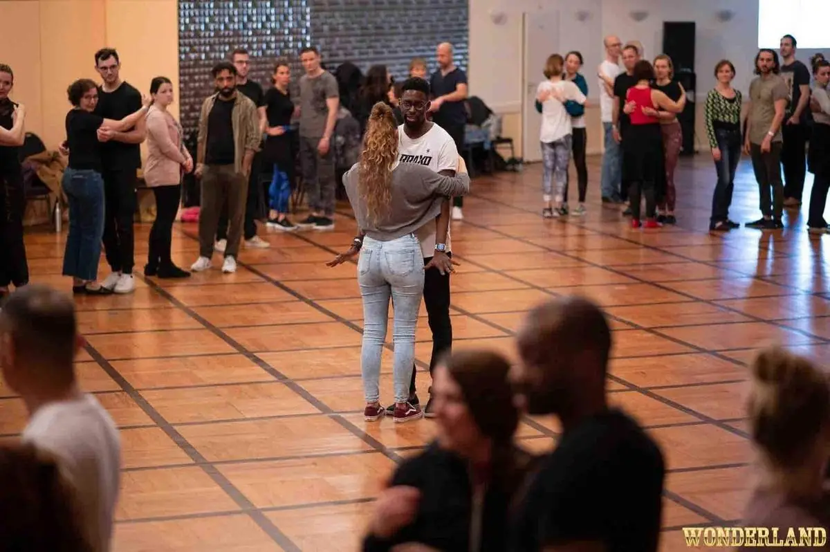 Demonstration in the center — Wonderland workshop with Dawou Tarraxo